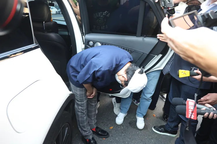 黃子佼二審開庭離去前，向在場媒體深深一鞠躬，似在對被害少女們懺悔。彭欣偉攝