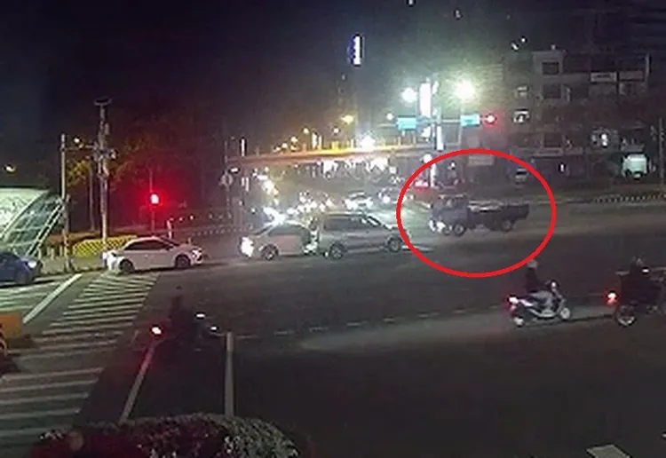 小貨車撞上對向待轉的BMW及多元計程車。民眾提供