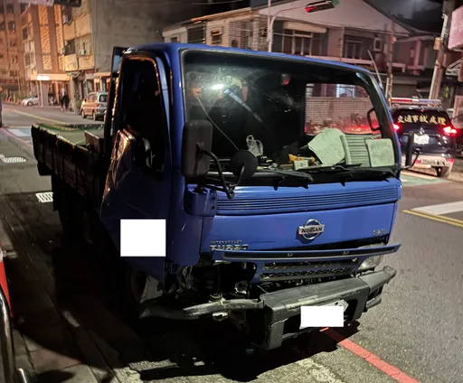 台中小貨車路口連撞2車 警消協助移車!駕駛竟趁機開車落跑