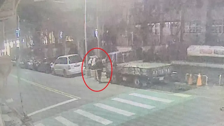 小貨車駕駛趁機駛離現場，將車子棄置在忠明國小後門。民眾提供