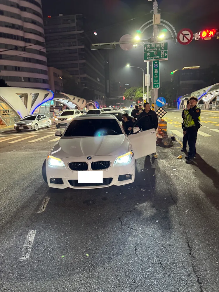 BMW轎車待轉時被對向小貨車撞擊。民眾提供