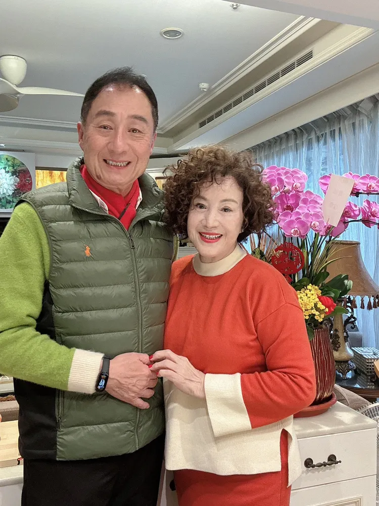 韓湘琴（右）與老公唐威鶼鰈情深。韓湘琴提供