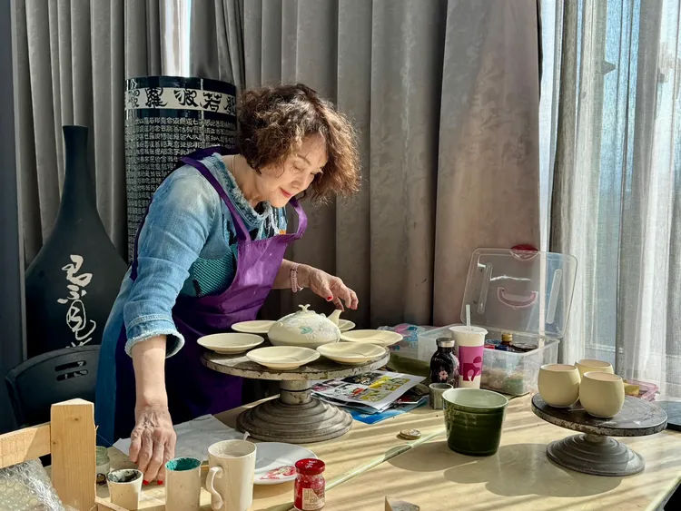 韓湘琴專心作畫。韓湘琴提供