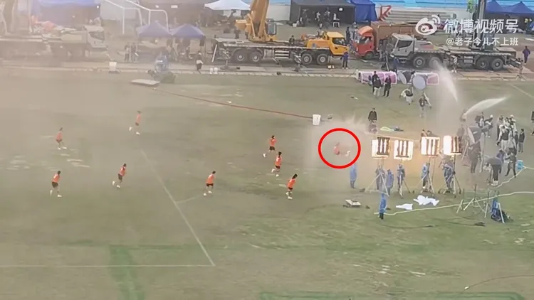 《女足》拍攝現場，飾演球員的演員吊鋼絲騰空往後暴衝。翻攝老子今兒不上班微博