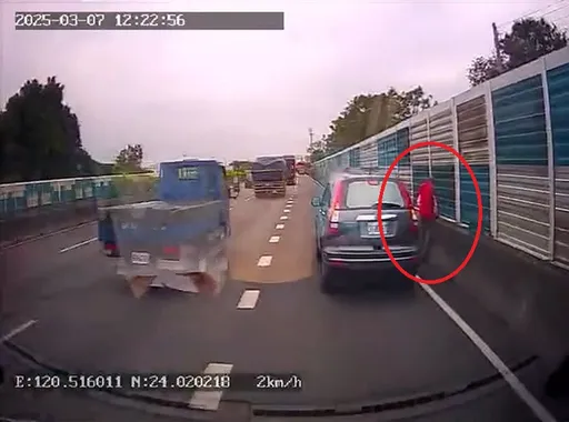 傻眼!休旅車「國道上停車」讓乘客下車尿尿 網批「找死」最高罰3.6萬