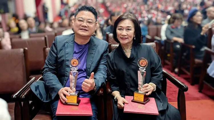 季忠平（左）坦言墓地都已經選好，也考察一些未來長眠地。翻攝《季中平》臉書