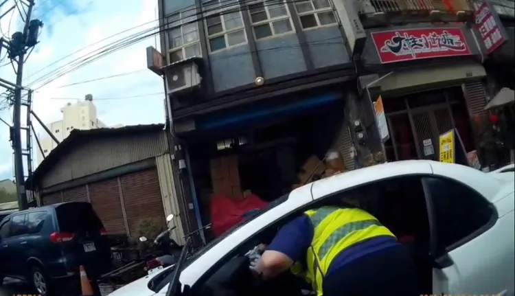 員警通報救護人員將蔡男送醫救回一命。翻攝照片