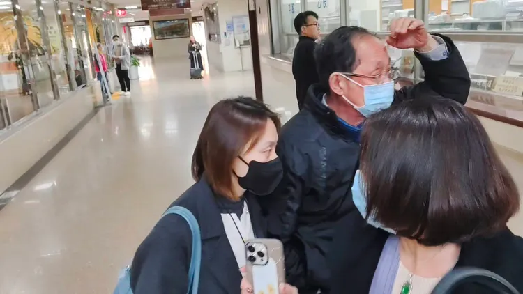 林朝榮親友為阻擋媒體採訪，動手碰觸記者手機試圖阻擋拍攝。張欽攝