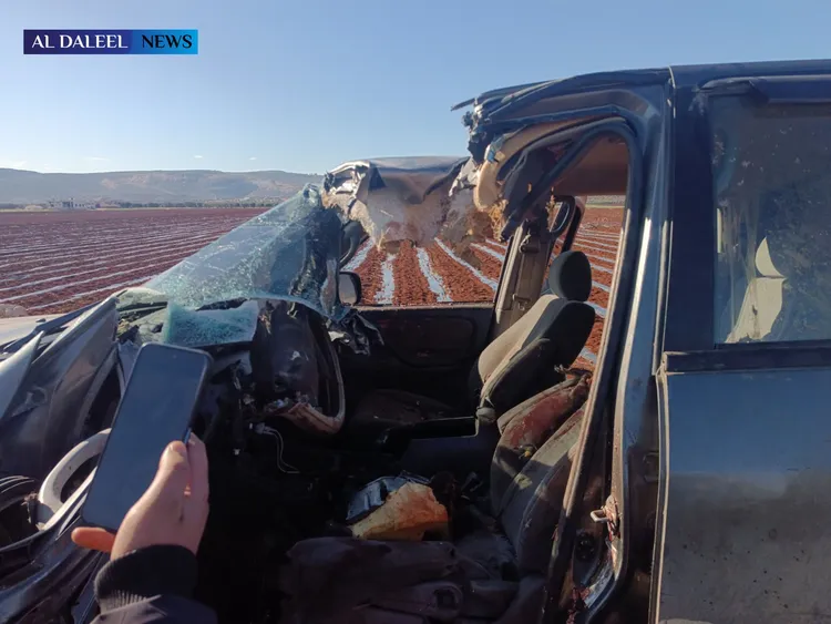 車頂被炸出一個洞，但整輛車其他部分沒有被摧毀。X