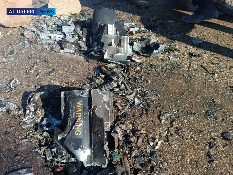 敘利亞民眾在目標車輛周圍找到的碎片。X