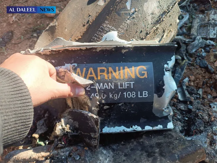 敘利亞民眾在目標車輛周圍找到的碎片。X