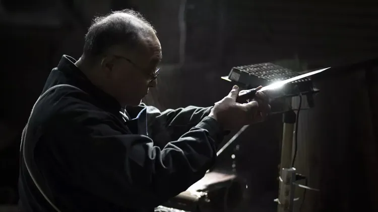 壽司刀採用雙斜刃設計，經過純手工切割、打磨、拋光，再細緻銳利化，確保刀鋒的完美鋒利度。原廠照片