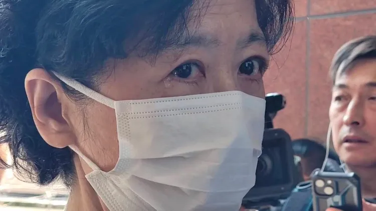 陳佩琪今天在法庭看到柯文哲痛哭，她不捨在旁聽席也低頭摀臉一起哭。讀者提供