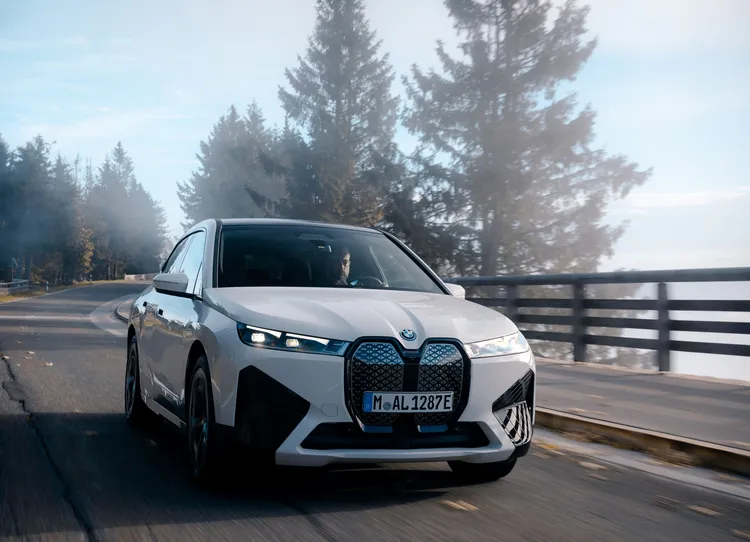 在美國，BMW iX榮獲《Car and Driver》 「豪華電動SUV」 類別殊榮；英國權威媒體 《Diesel & EcoCar》 授予 BMW iX「最佳電動豪華SUV」 獎項。業者提供