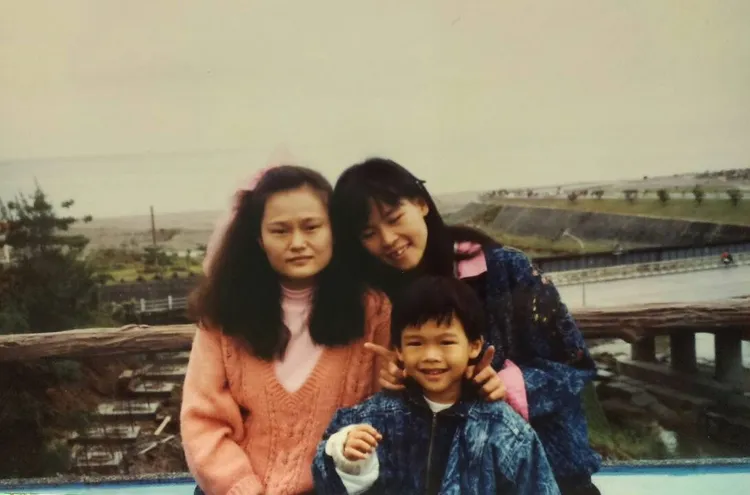 陳思瑋（右下）童年因遭霸凌，不愛講話。長興影視提供