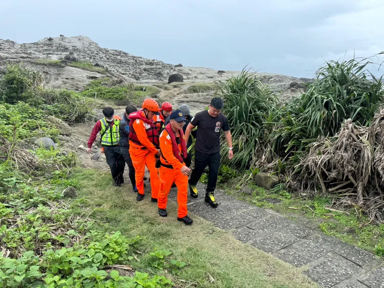 獲救的釣客被抬上岸緊急送醫。海巡署東部分署提供