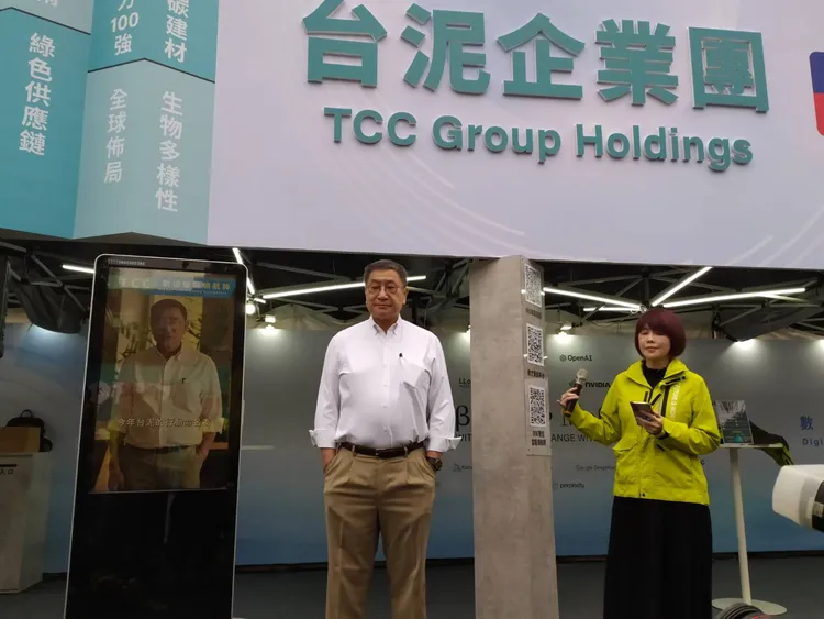台泥（1101）董事長張安平今親自現身台大校園博覽會現場，招募數位與AI領域頂尖人才，為了這次招募數位智能領航師，台泥推出AI張安平代言影片，張安平今特別穿著了跟AI張安平一模一樣服裝，影片與本尊現場對照相似度近九成。許麗珍攝