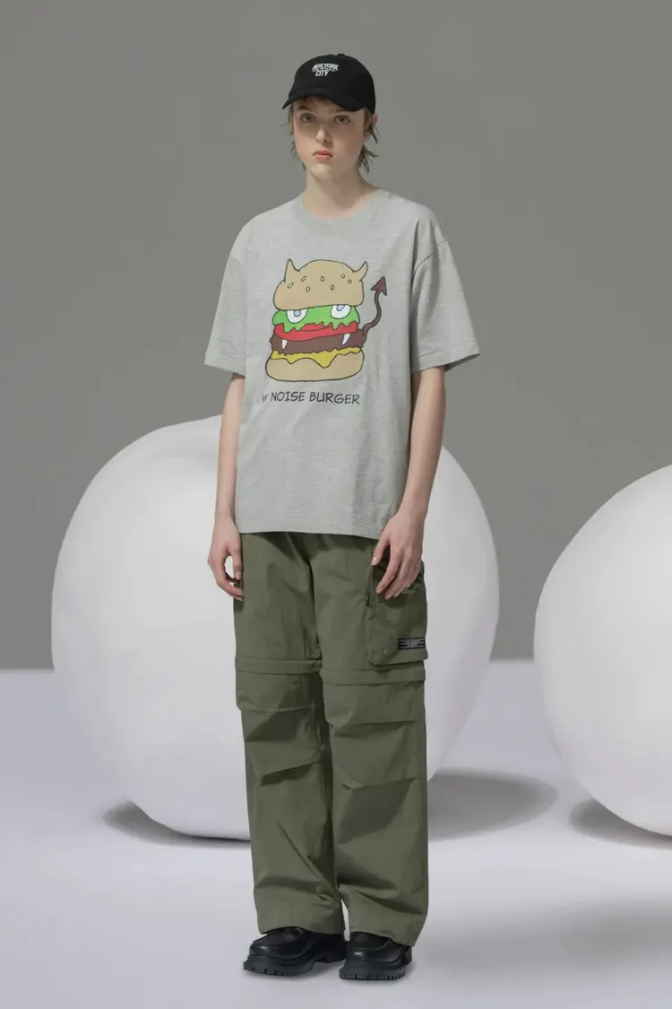 T恤上可以看到高橋盾親手繪製的「Noise Burger Shop」虛構漢堡店圖像。翻攝GU官網