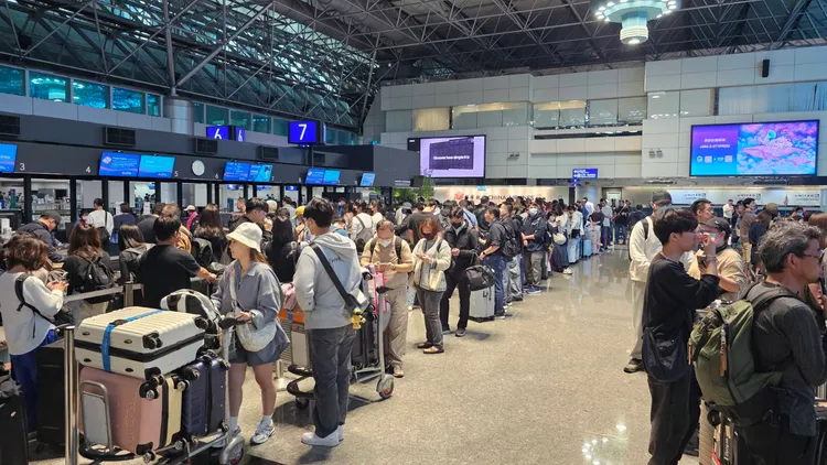 旅客報到大排長龍。讀者提供