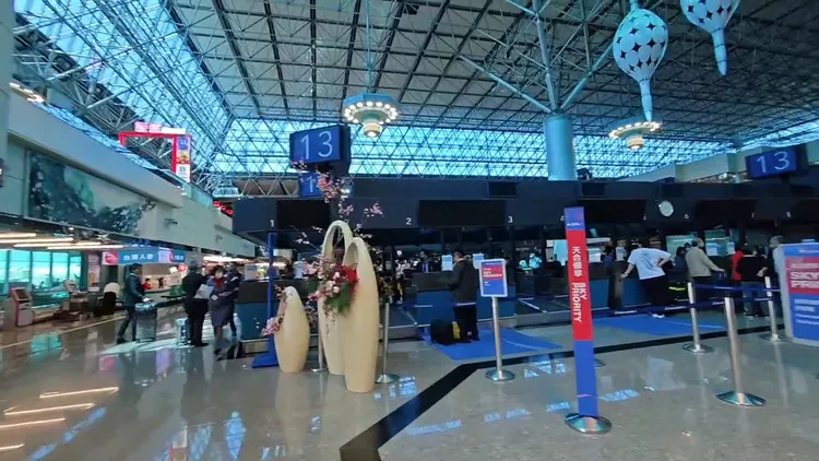 整個第二航廈電器設備均因停電而失效，目前正搶修中。讀者提供