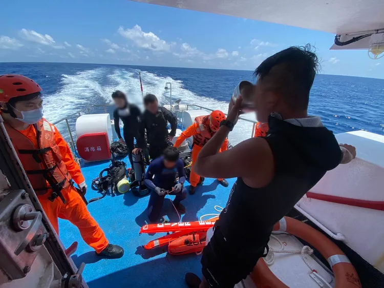 恆春海巡隊搜尋救援失聯潛水客。翻攝畫面