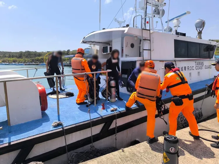 恆春海巡隊搜尋救援失聯潛水客。翻攝畫面