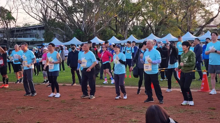 蕭美琴跟著大家一起熱身跳暖身操。民眾提供