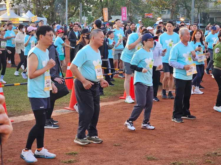 蕭美琴（右二）以選手身分參加花蓮瑞穗鄉路跑活動。民眾提供