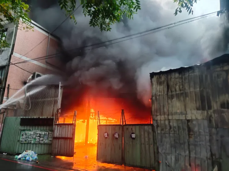 新莊慈濟回收站下午發生大火。翻攝畫面