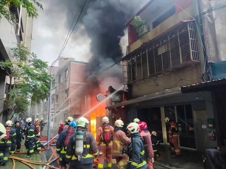 新北警消出動百名人力前往灌救。翻攝畫面