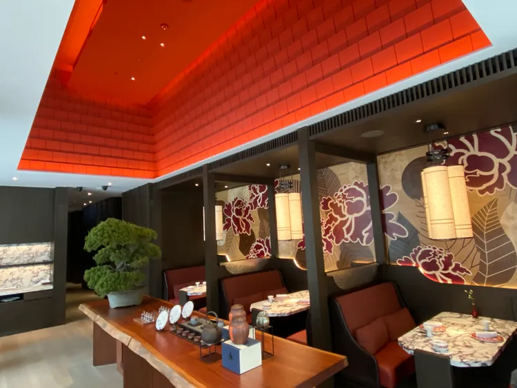 台北嘉佩樂酒店館內有5間餐廳，包含以陶土紅瓦為風格設計的粵菜「榕居」等。莊偉祺攝