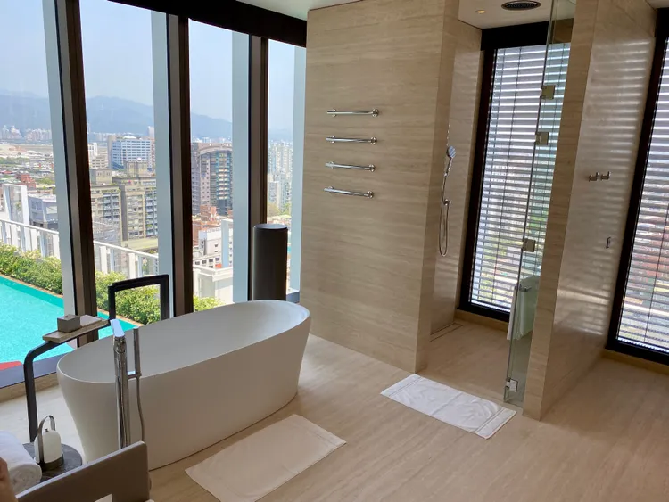 總統套房可看見戶外泳池的浴室。莊偉祺攝