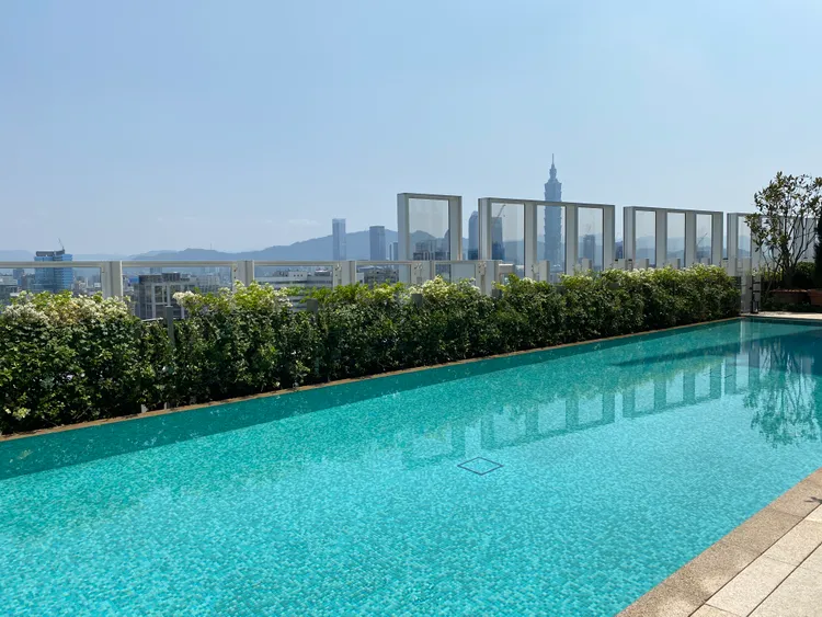 台北嘉佩樂酒店戶外泳池可看101景觀。莊偉祺攝