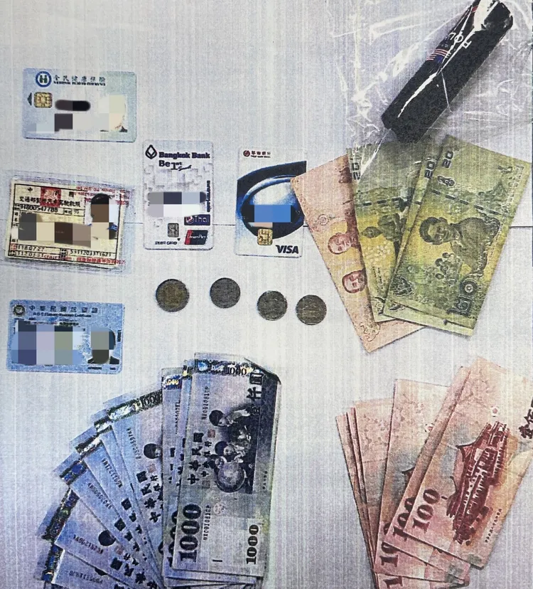 警方查扣搶走的財物。翻攝畫面
