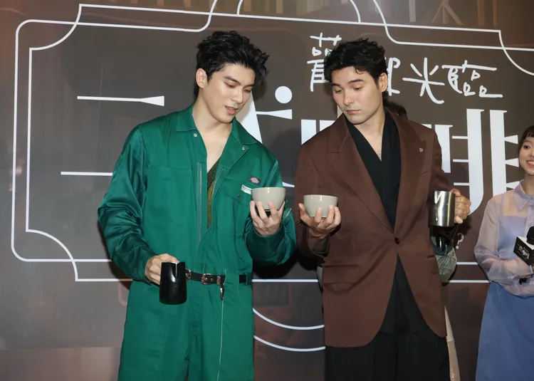 鳳小岳（右）和林哲熹記者會上比賽拉花。攝影中心攝