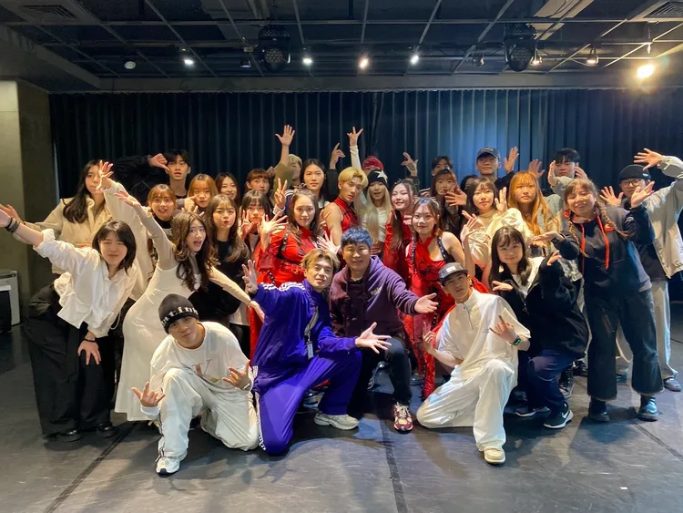 胡瓜（中）和學生們合影。《下面一位》提供