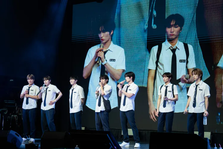 准序（左起）、GK、熙瓚、D1、E-CHAN、YUKU、諧利駿穿著制服登場。Brave Entertainment、FU Entertainment、DJB提供