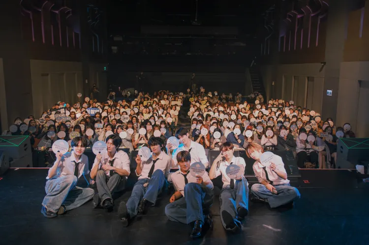 DKB與全場粉絲大合照。Brave Entertainment、FU Entertainment、DJB提供