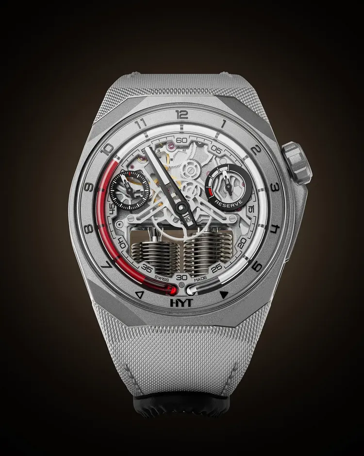 HYT S1 Beadblasted Titanium Red腕錶，45.3mm，黑色塗層拉絲磨砂鈦金屬錶殼，黑色鍍層黃銅錶盤，黑色橡膠錶帶（附淺灰色魔鬼氈尼龍環扣錶帶），501-CM手動上鍊機芯，動力儲存72小時，防水深度50米，236萬6000元。品牌提供