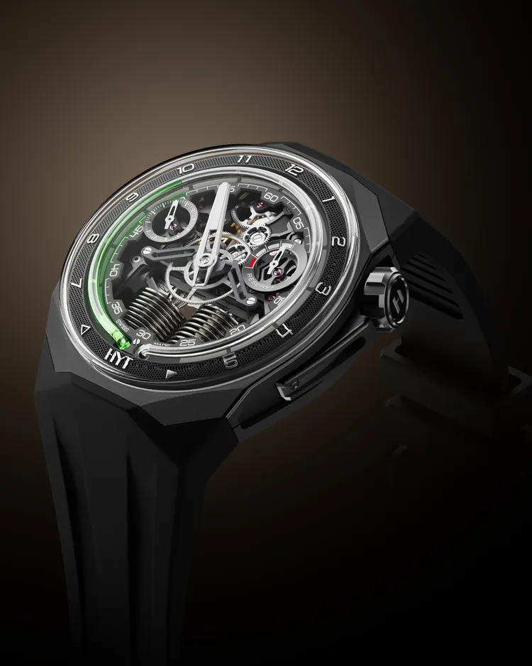 HYT S1 Titanium DLC Blue腕錶，45.3mm，黑色塗層拉絲磨砂鈦金屬錶殼，黑色鍍層黃銅錶盤，黑色橡膠錶帶（附黑色魔鬼氈尼龍環扣錶帶），501-CM手動上鍊機芯，動力儲存72小時，防水深度50米，236萬6000元。品牌提供