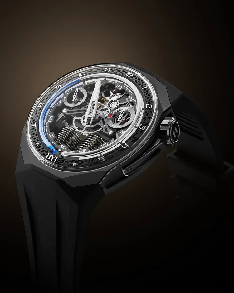 HYT S1 Titanium DLC Blue腕錶，45.3mm，黑色塗層拉絲磨砂鈦金屬錶殼，黑色鍍層黃銅錶盤，黑色橡膠錶帶（附黑色魔鬼氈尼龍環扣錶帶），501-CM手動上鍊機芯，動力儲存72小時，防水深度50米，236萬6000元。品牌提供