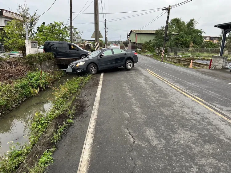 黑色轎車遭撞後在路上打轉，直至撞上電杆後才停下。翻攝照片