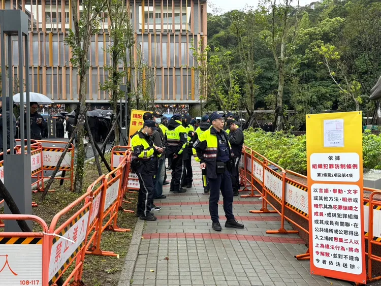 警方在各動線入口處查驗身分。江孟謙攝