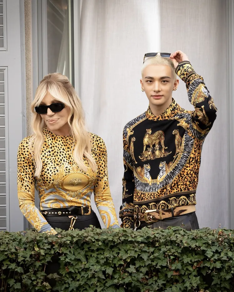 Donatella Versace（左）才在米蘭時裝周上與品牌代言人鉉辰（右）合影。翻攝Donatella Versace IG