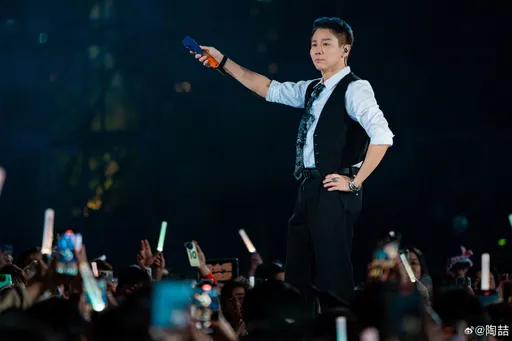 陶喆香港演唱《愛愛愛》致敬方大同　改歌詞「你永遠都在」太催淚