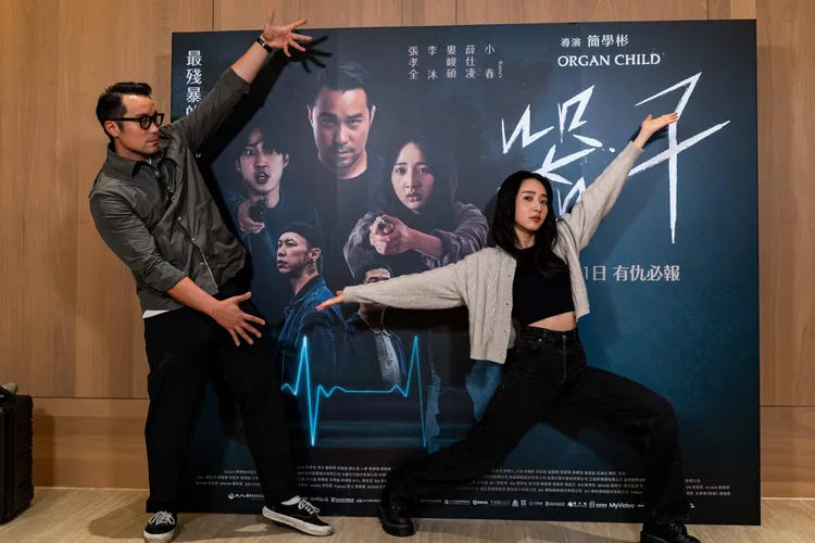 張孝全（左）和李沐合體會影迷。華映提供