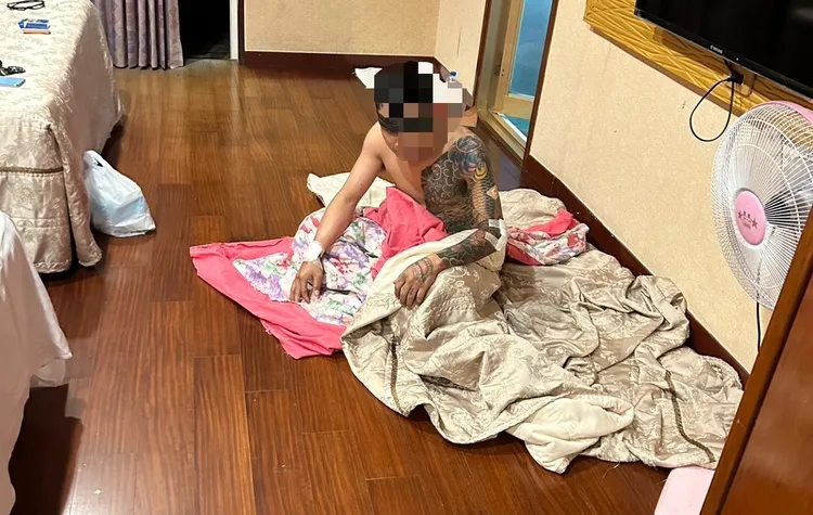 金男被發現時身上有遭凌虐的傷口，相當狼狽。翻攝照片