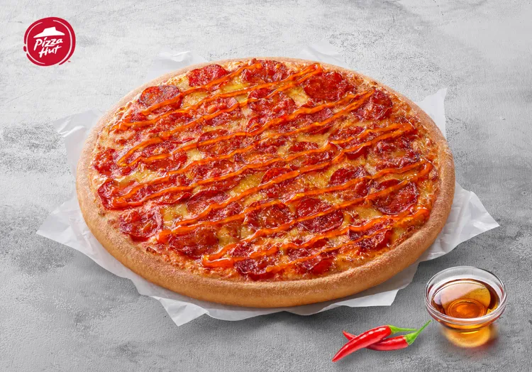 限期6週推出火辣蜂蜜系列，包含「火辣蜂蜜美式臘腸比薩」299元起。必勝客提供 