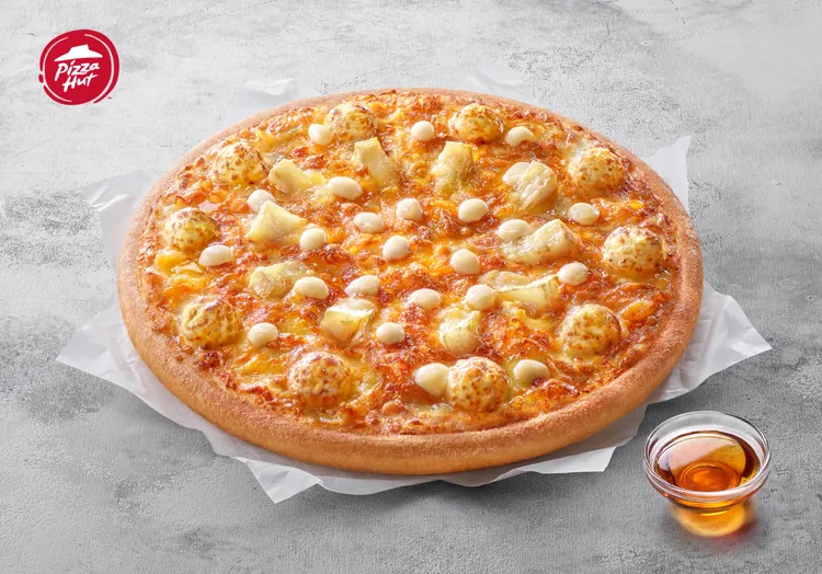 嚴選5種純天然頂級起司打造的純正義式「超濃五重起司比薩」。必勝客提供