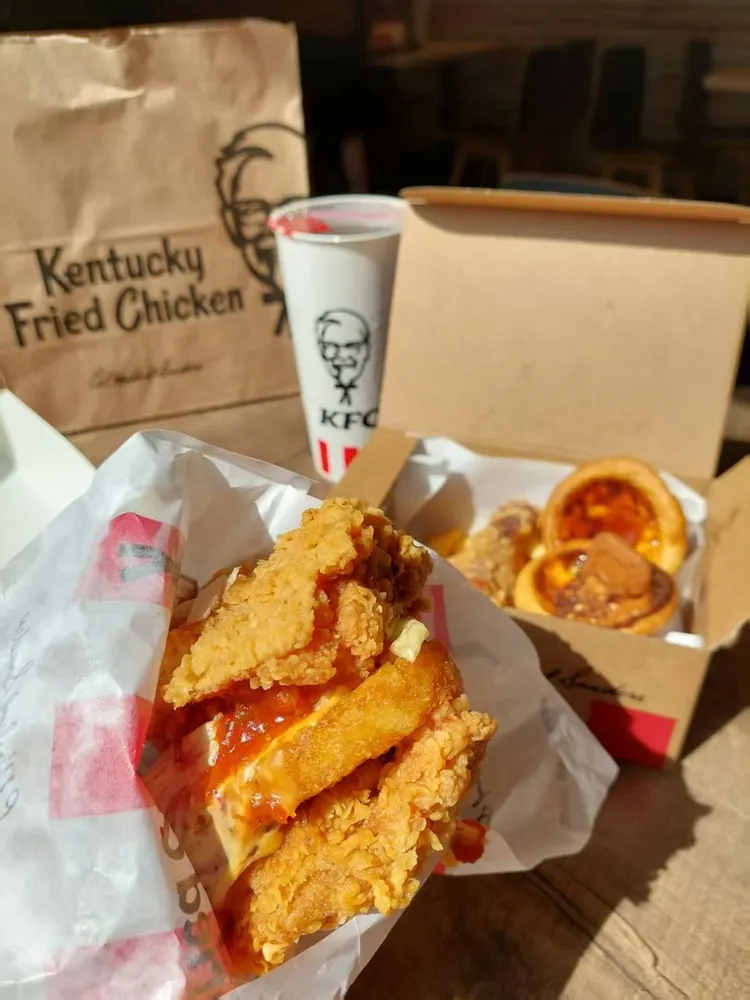 肯德基「莎莎咔啦肉霸堡」顛覆傳統漢堡呈現「無麵包」形式，直接將兩塊原塊咔啦雞腿排取代麵包。民眾提供